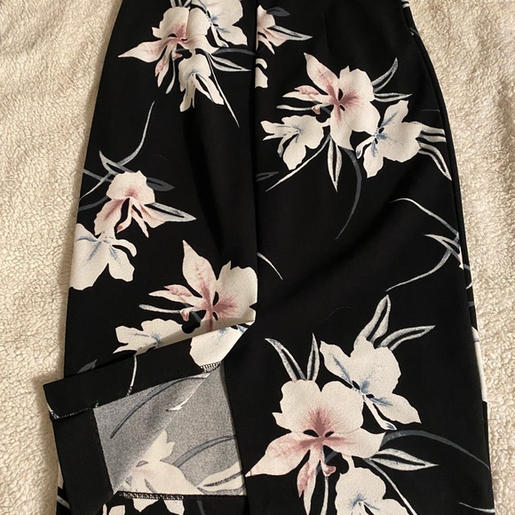 Floral pencil skirt with back spilt - Picture 3 of 3